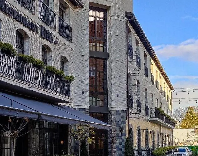 Victoria Deluxe Hotel